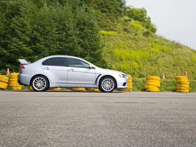 Mitsubishi Lancer Evolution X фото