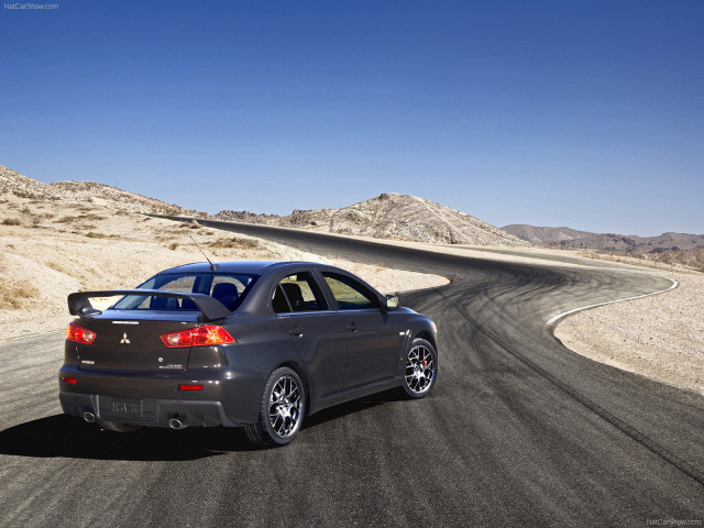 Mitsubishi Lancer Evolution X фото