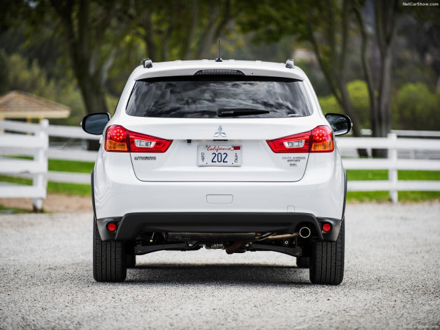 Mitsubishi Outlander Sport фото