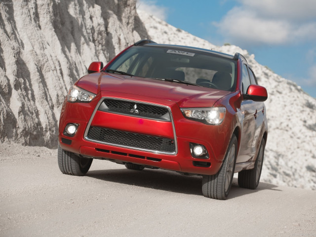 Mitsubishi Outlander Sport фото