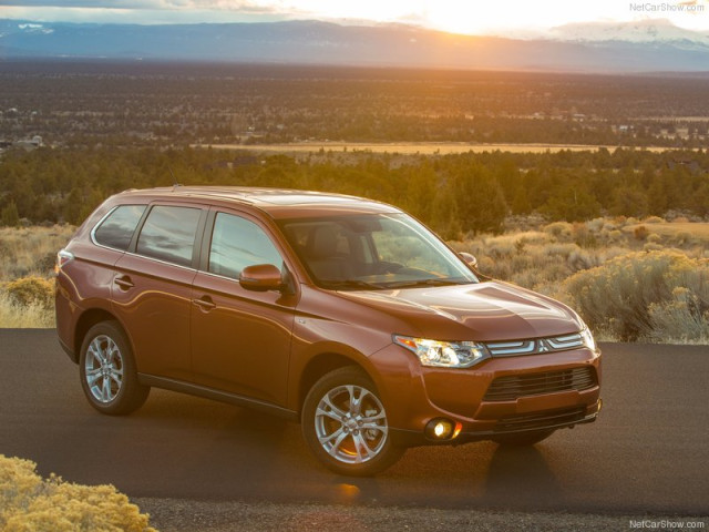 Mitsubishi Outlander фото