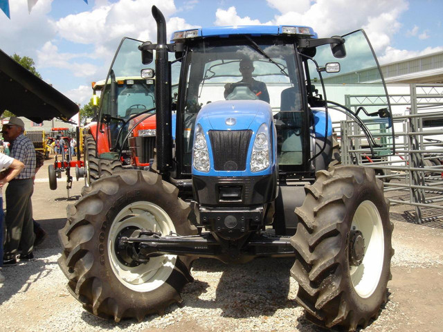 New Holland TS135A фото