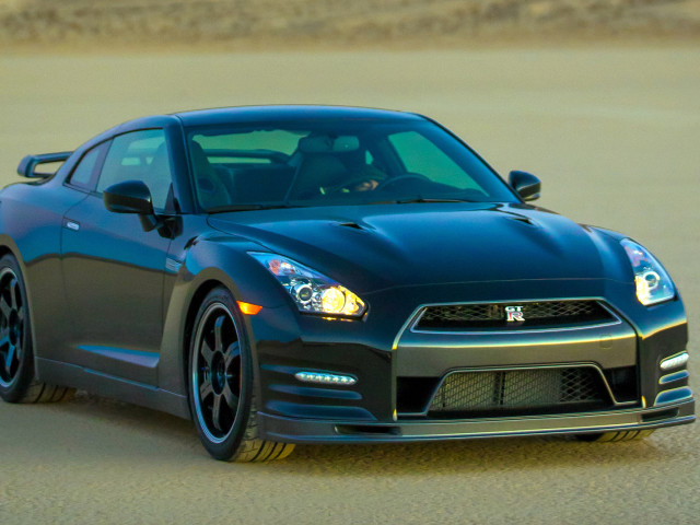 Nissan GT-R Track Pack фото