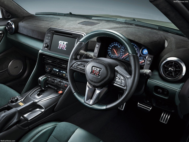 Nissan GT-R фото