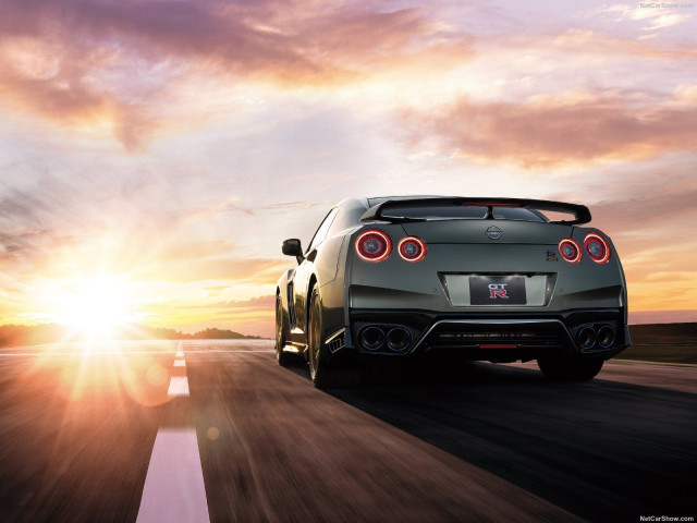 Nissan GT-R фото