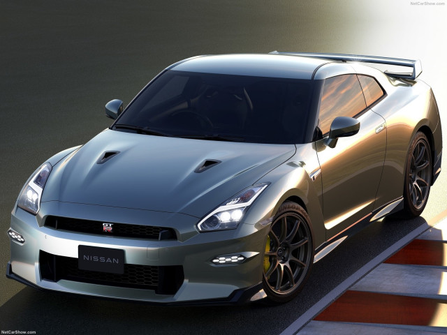 Nissan GT-R фото