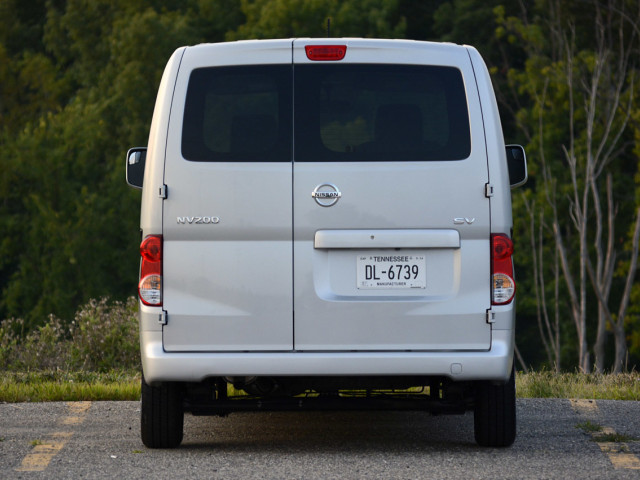 Nissan NV200 фото