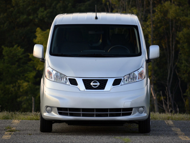 Nissan NV200 фото