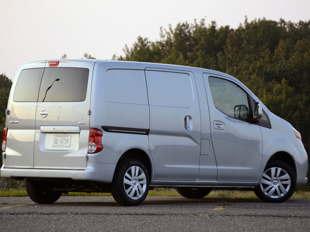 Nissan NV200 фото