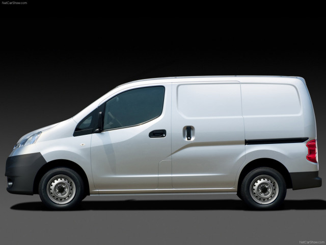 Nissan NV200 фото