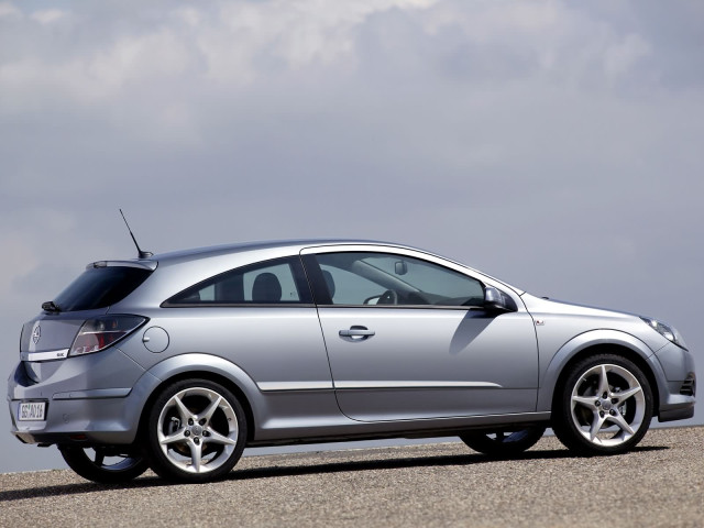 Opel Astra GTC фото