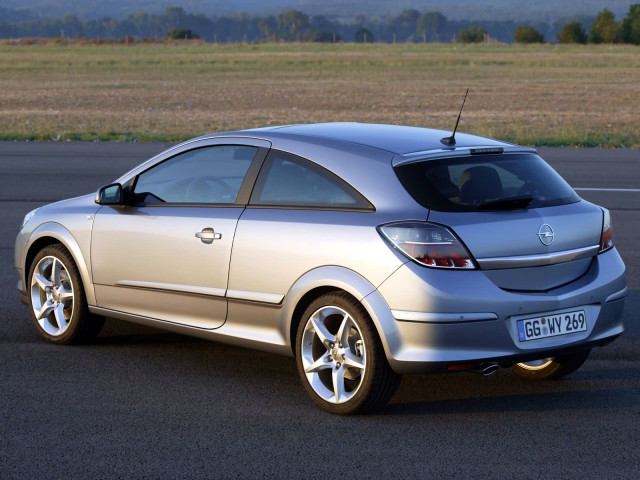 Opel Astra GTC фото