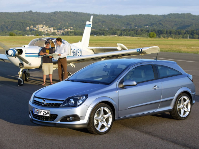 Opel Astra GTC фото