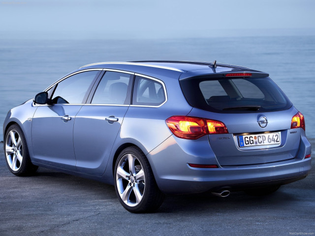 Opel Astra Sports Tourer фото