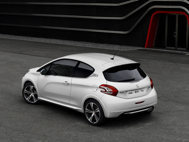 Peugeot 208 GTi фото