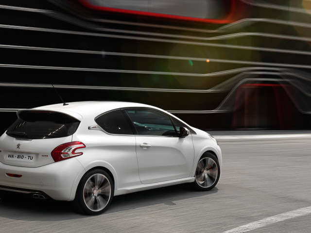 Peugeot 208 GTi фото