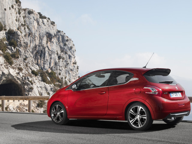 Peugeot 208 GTi фото