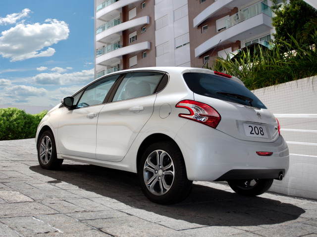 Peugeot 208 фото