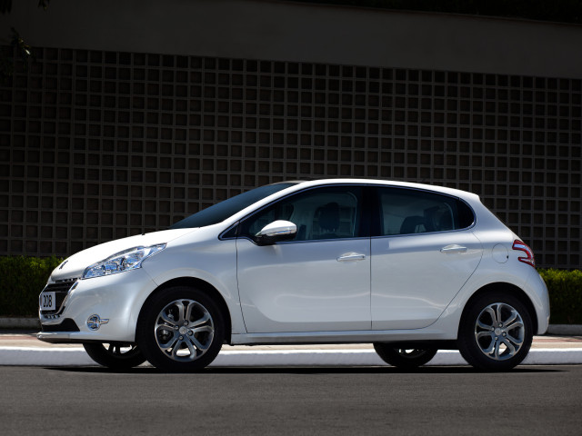 Peugeot 208 фото