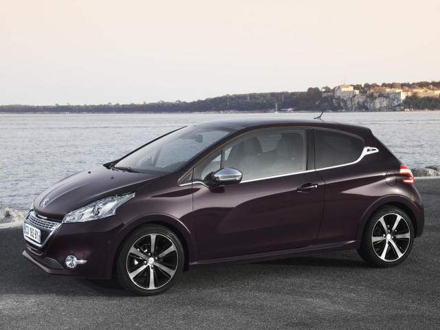 Peugeot 208 фото