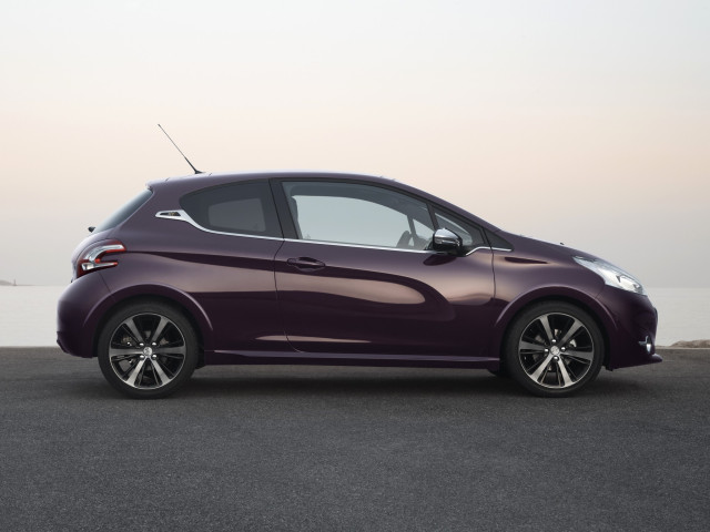 Peugeot 208 фото