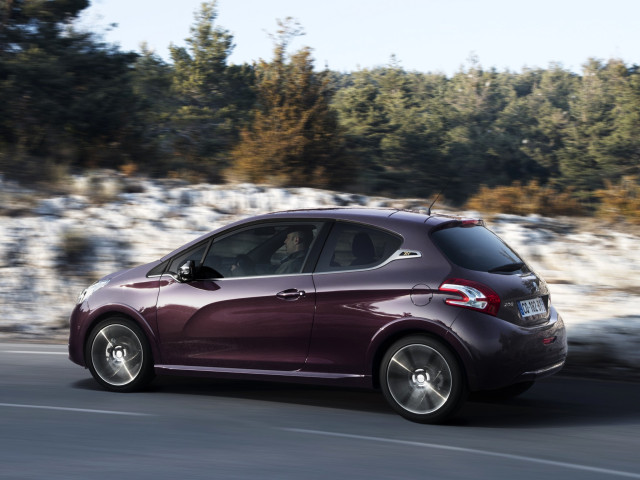 Peugeot 208 фото