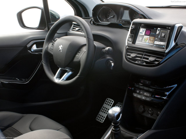 Peugeot 208 фото