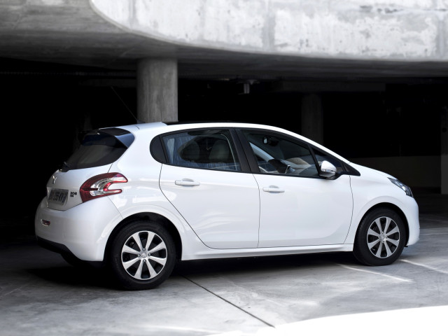 Peugeot 208 фото