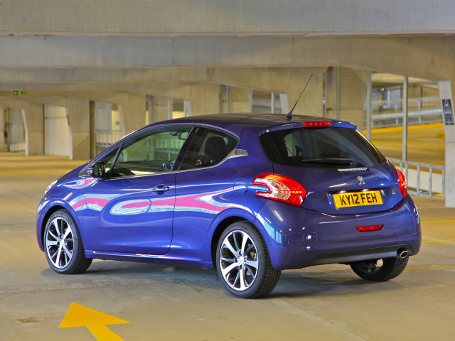 Peugeot 208 фото