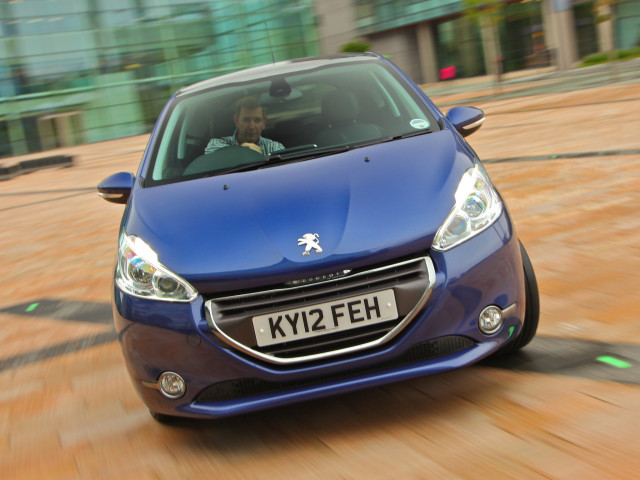 Peugeot 208 фото