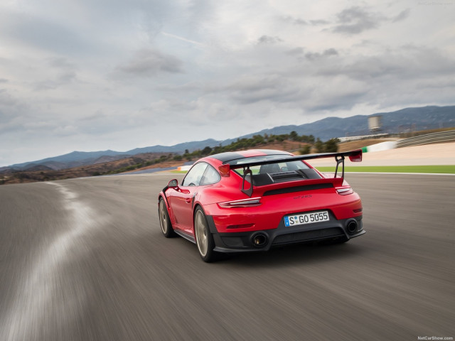 Porsche 911 GT2 RS фото