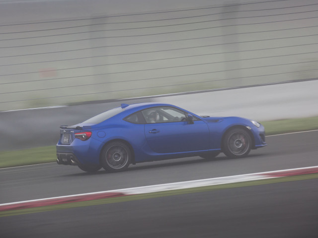 Subaru BRZ фото