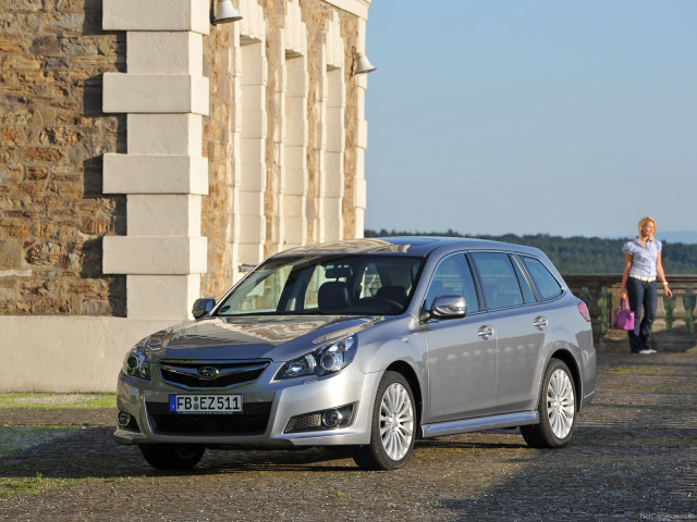 Subaru Legacy Tourer фото