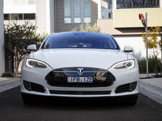 Tesla Model S фото