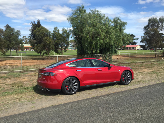 Tesla Model S фото