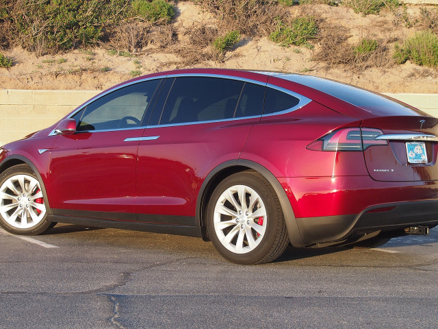 Tesla Model X фото