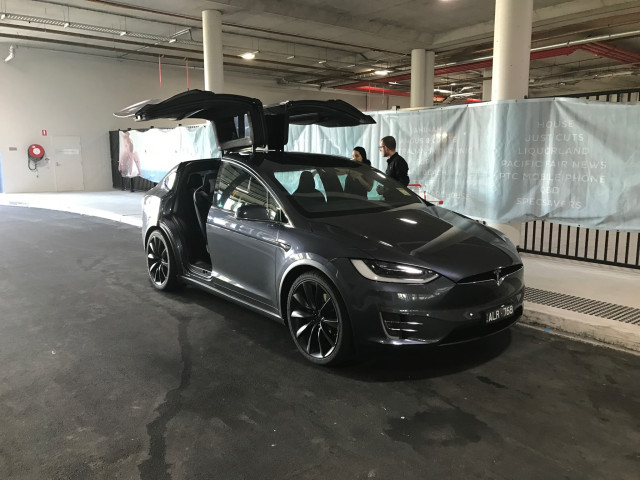 Tesla Model X фото