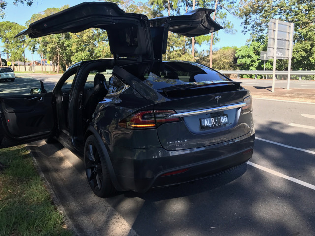 Tesla Model X фото