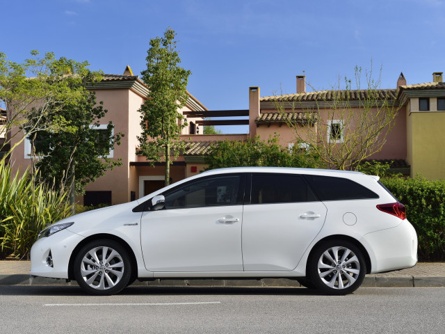 Toyota Auris фото