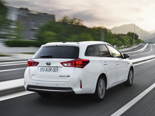 Toyota Auris фото