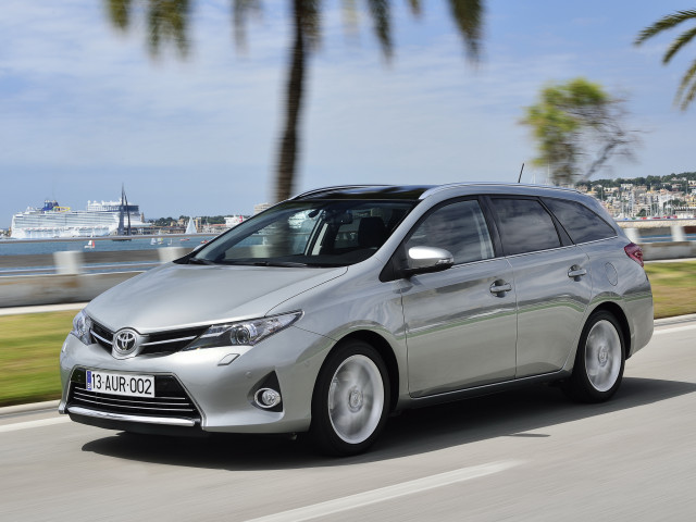 Toyota Auris фото