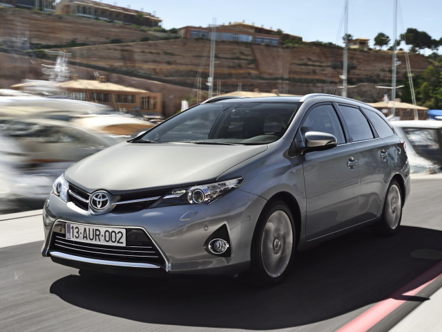 Toyota Auris фото