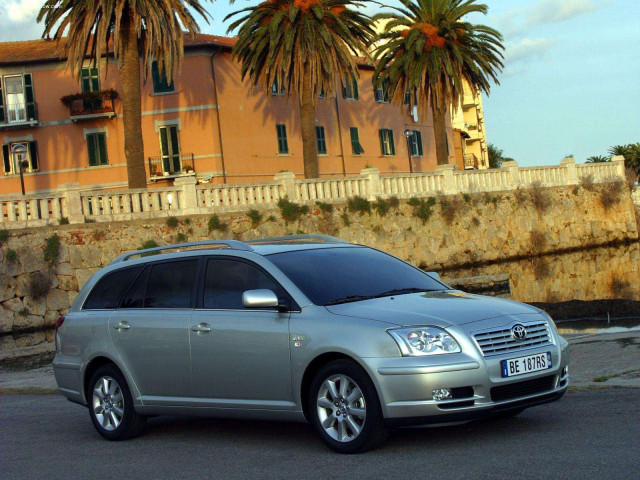 Toyota Avensis Tourer фото