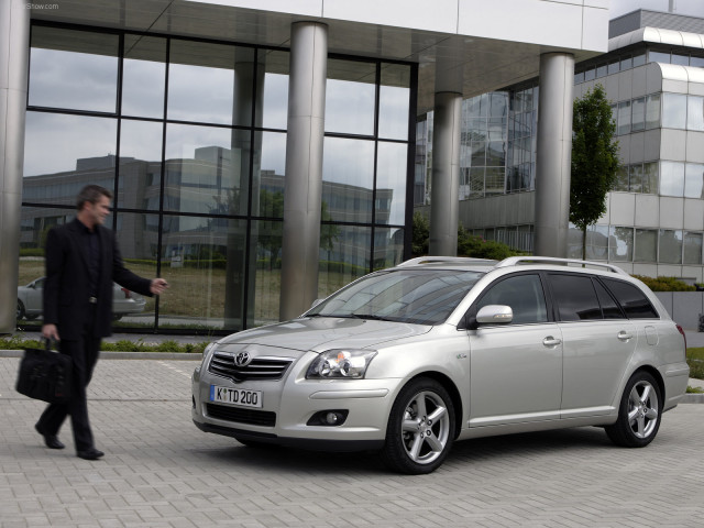 Toyota Avensis Tourer фото