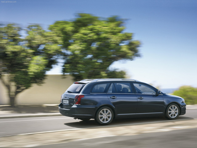 Toyota Avensis Tourer фото