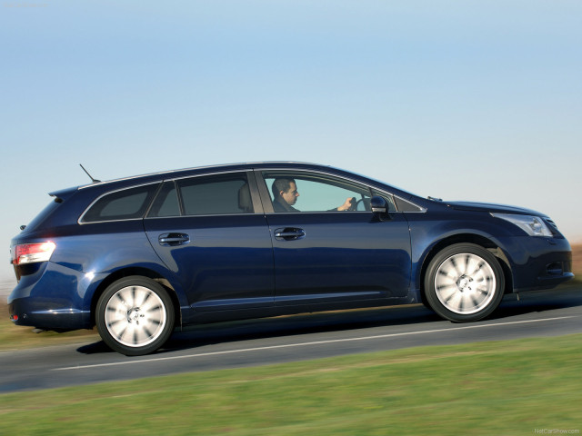 Toyota Avensis Tourer фото