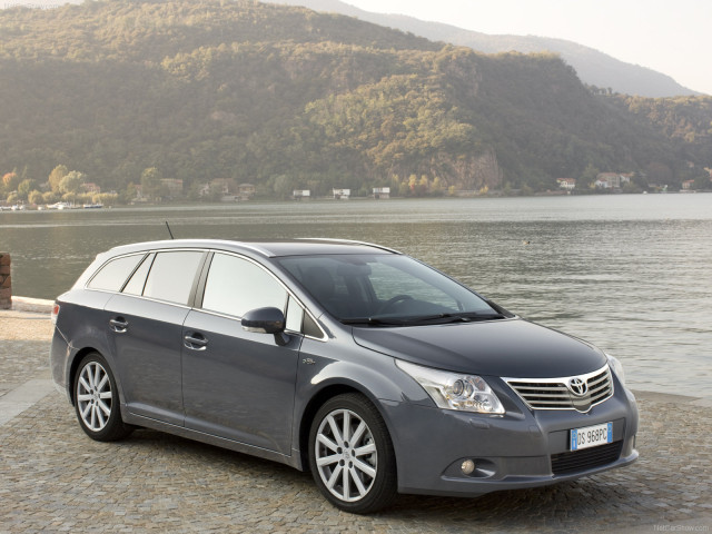 Toyota Avensis Tourer фото