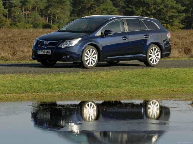 Toyota Avensis Tourer фото