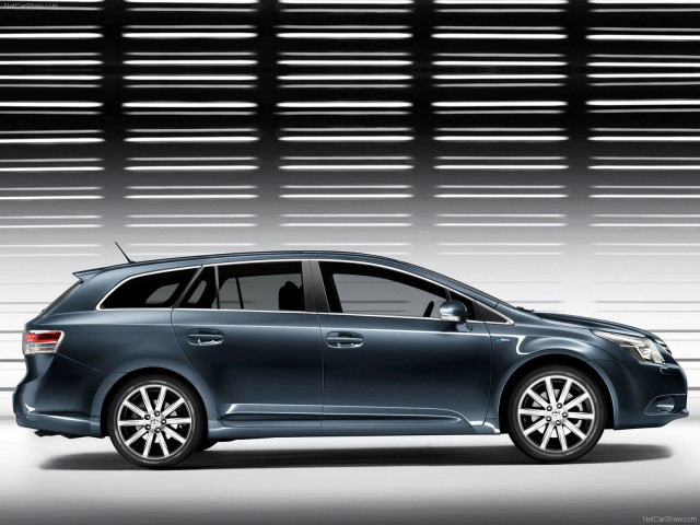 Toyota Avensis Tourer фото