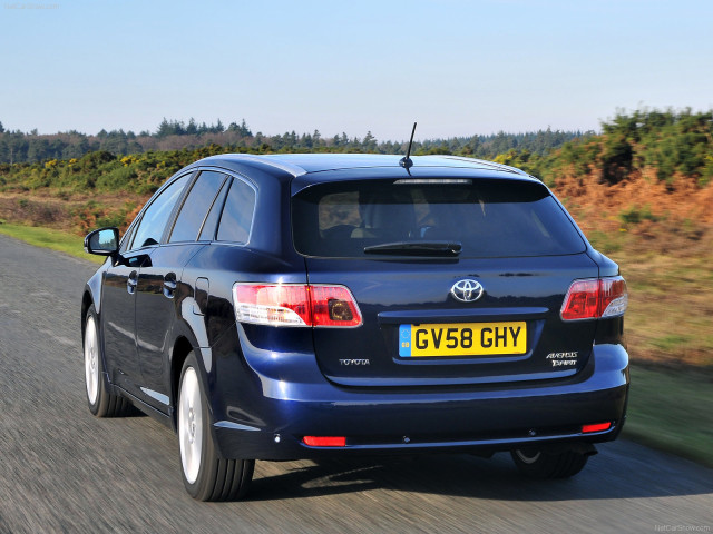 Toyota Avensis Tourer фото